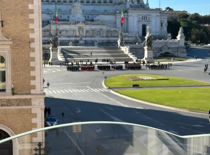 Konukevi Piazza Venezia Luxury 4*